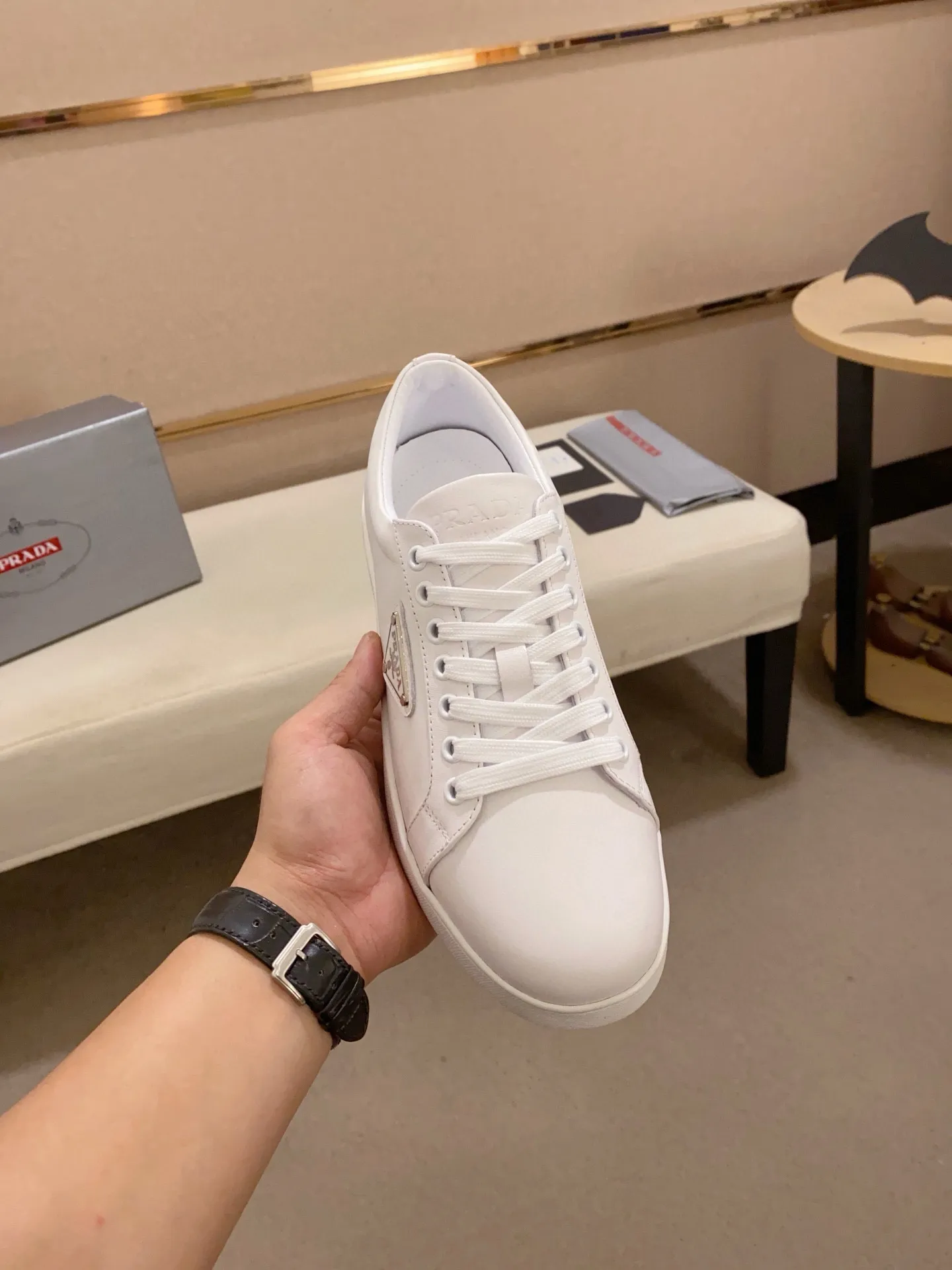 Men's shoes 💰 580💰 ✔️✔️✔️High-quality new PRADA counters are launched at the same time. The new men's shoes and 😘fabrics are selected from first-layer cowhide and are made by pure handicrafts. Lining: Full cowhide lining. 👍🏿 High-end ☄️ air-cushion molded anti-slip rubber outsole, exquisite lines, simple and elegant, comfortable and high-end for leisure travel. Code number: 38 to 44 (45 can be customized)